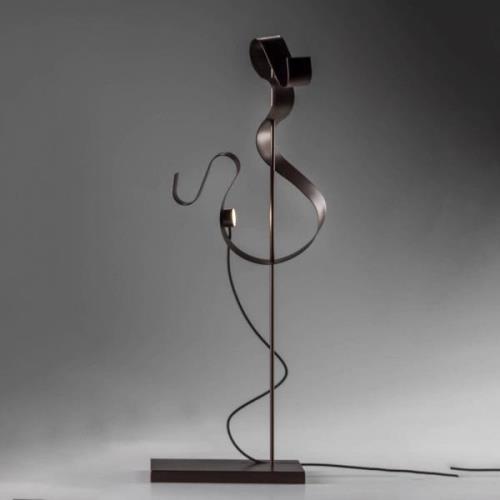 Knikerboker Curve LED-bordslampa, kaffe