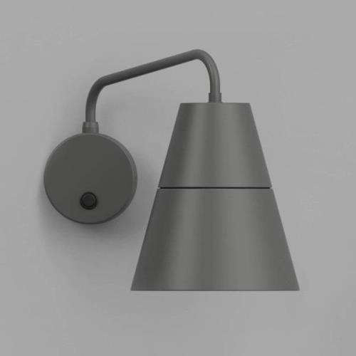 GRUPA Ili Ili vägglampa med stickkontakt, grå