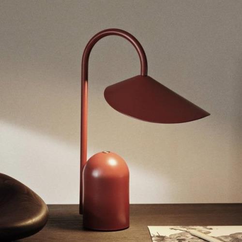 ferm LIVING LED-bordslampa Arum, röd, dimbar, IP44