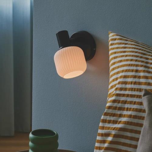 Nordlux Milford Mini vägglampa, svart, räfflat glas, med stickpropp