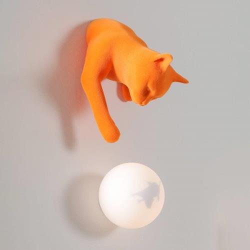 Karman vägglampa Maoo, keramik orange, glas, kattfigur