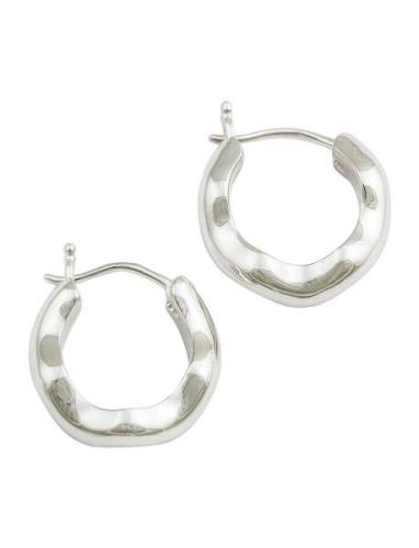 Syster P Bolded Wavy Earrings Silver