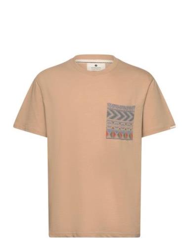 Anerkjendt Akkikki S/S Jacquard Pocket Tee Kräm